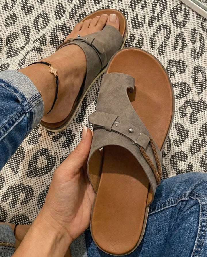 Flossie | The Toe Loop Flat Summer Sandal